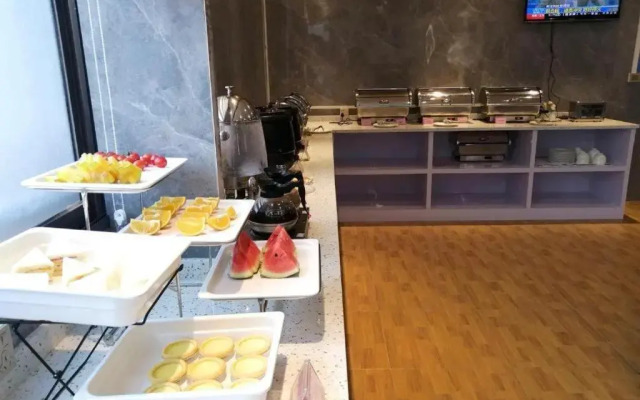 Chonpines Hotel (Shenzhen Gongming Honghuashan Metro Station)