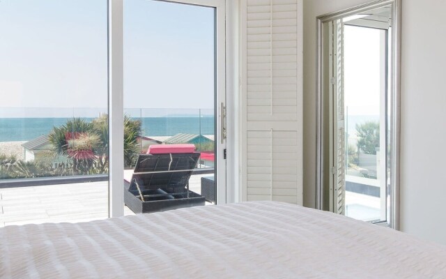 Vibrant Seafront Home With Seasonal Pool