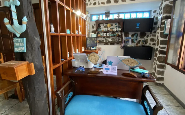 Maidith White Cove Hotel