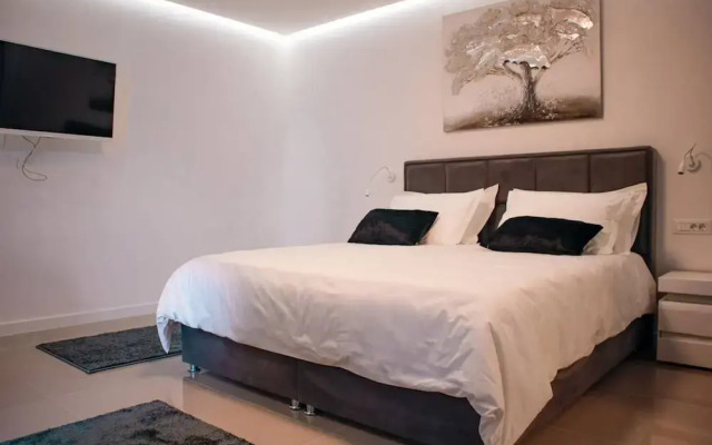 Sunset Serenity Villa With Pool, Gym and Sauna