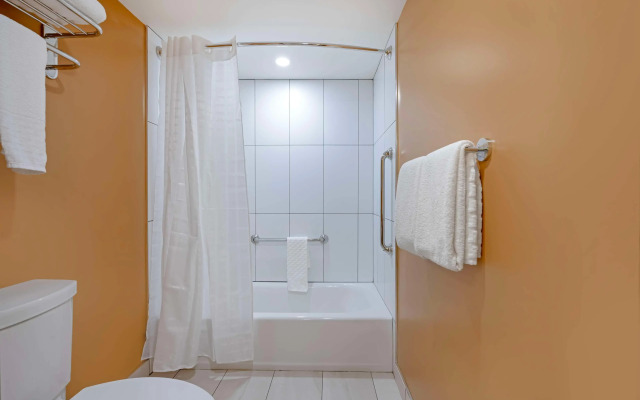 Best Western Plus Emerald Isle Hotel