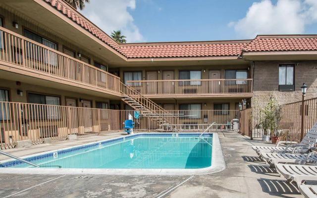 Palm Inn Hotel near Tyler Mall Riverside