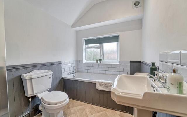 Stylish 2 Bedroom House with Patio