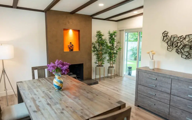 Upscale Upgraded Beautiful Spacious 3BR House in Encino Fully Renovated With Garage Very Large Fenced Yard Patio AT END OF Cul-de-sac p84