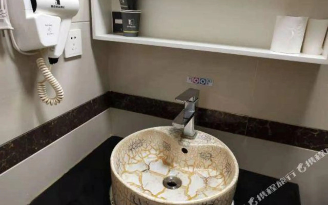 Yibai Liangpin Hotel (Shanghai Zhoupu Subway Station Xiaoshanhai Branch)