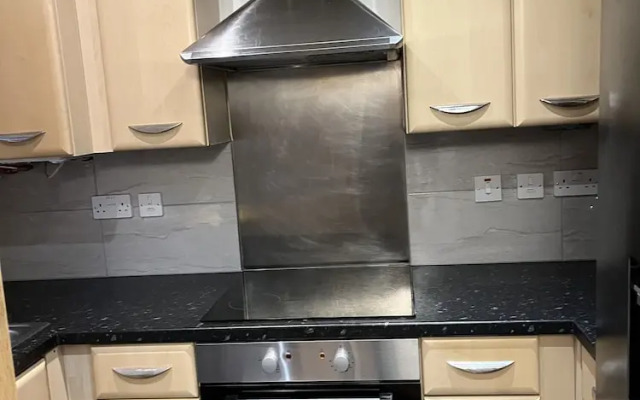 Entire Captivating 2-bed House in Manchester