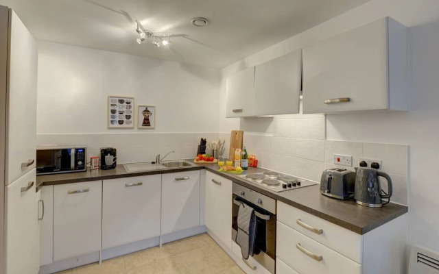 Lovely Flat in Kiln Close With Free Parking