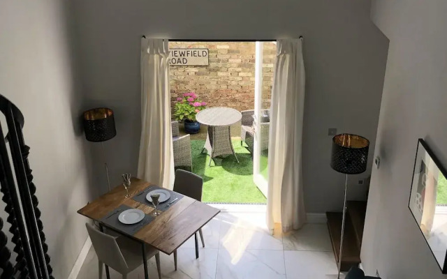 London-apartment-sleeps2-privateentrance