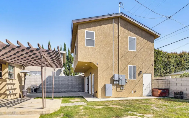 4 Mi to Sofi Stadium: Pet-friendly LA Area Home