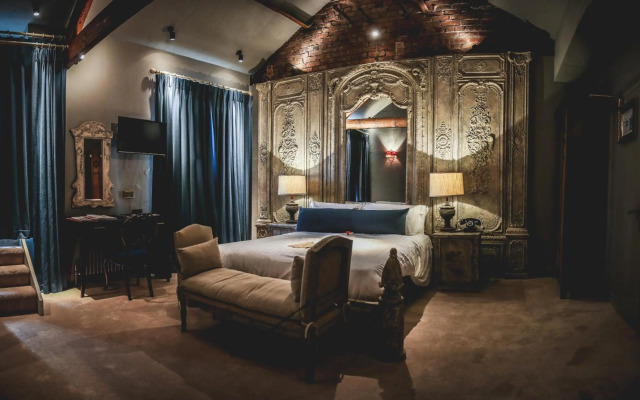 Le Petit Chateau & William de Percy