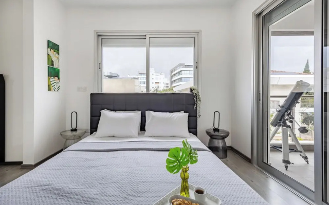 Vasileos Konstantinou Modern 2BR City Apartment With Balcony