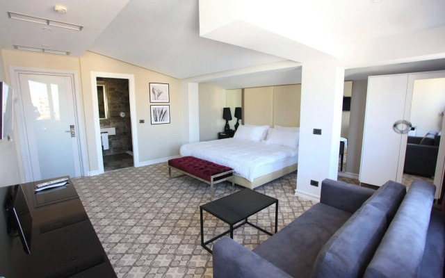 Senator Hotel