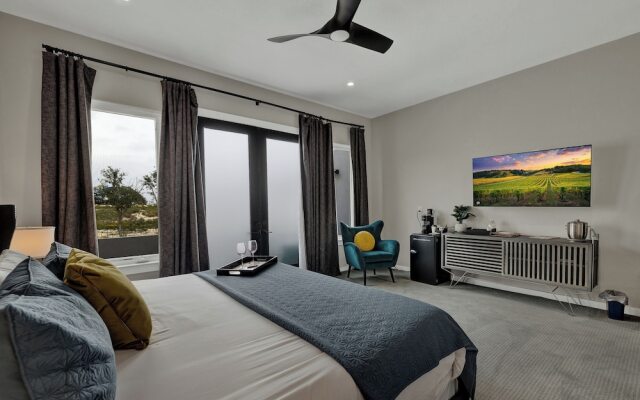 The Bentley Hotel - Elvis Room - Pool View