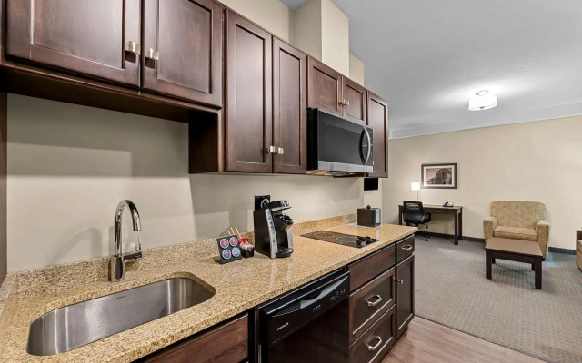 Best Western Plus Lacombe Inn & Suites