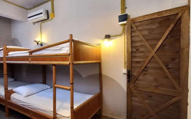 Berlin Hostel & Street