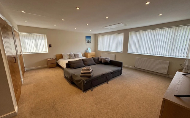12 Guests - Hot Tub - Free Parking in Huddersfield