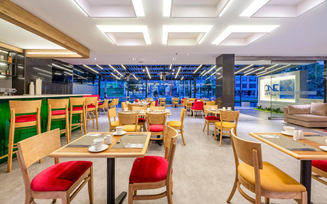 One Sixteen Hotel