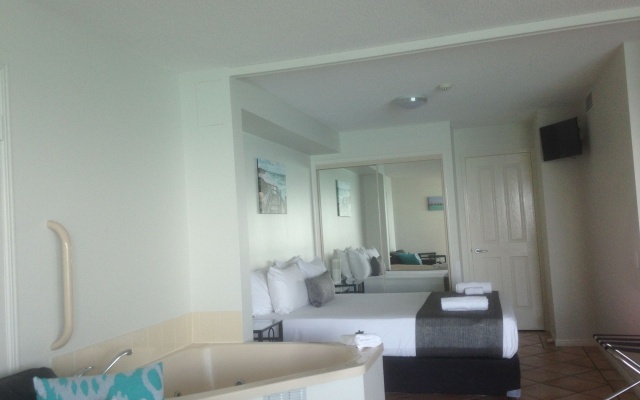 La Promenade Absolute Waterfront Apartments – Guest Rooms – Caloundra