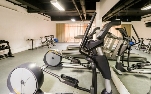 OYO 215 Sunshine City Suites