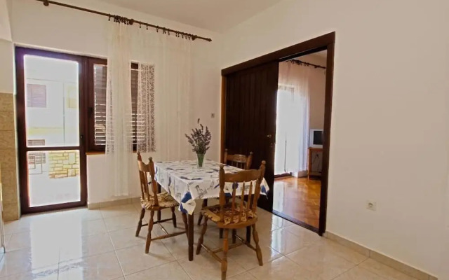 Cozy Apartment in Peroj With Terrace