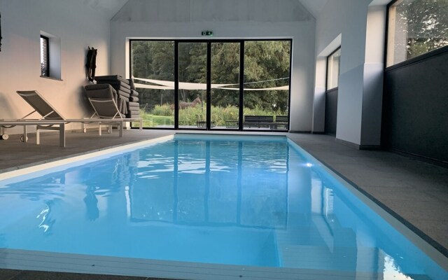 Beautifully Renovated Farmhouse for Groups, With Indoor Pool and Sauna