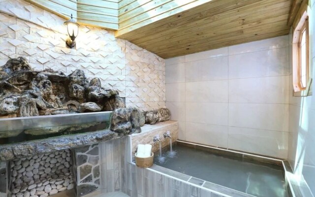 Phoenix Pavilion Hot Spring Hotel