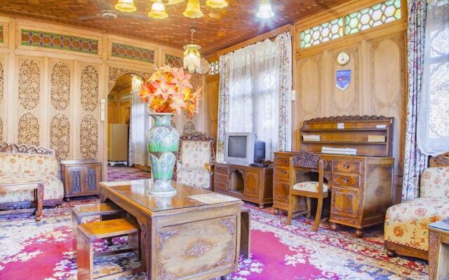 GuestHouser 1 BR Houseboat 126f