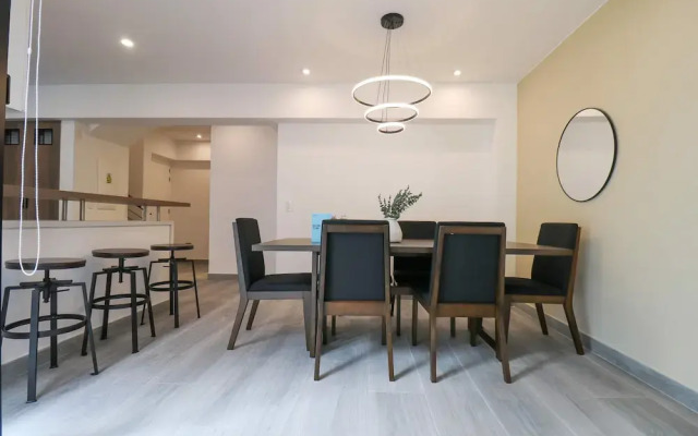 w Grandiose Duplex w Modern Deco in Miraflores