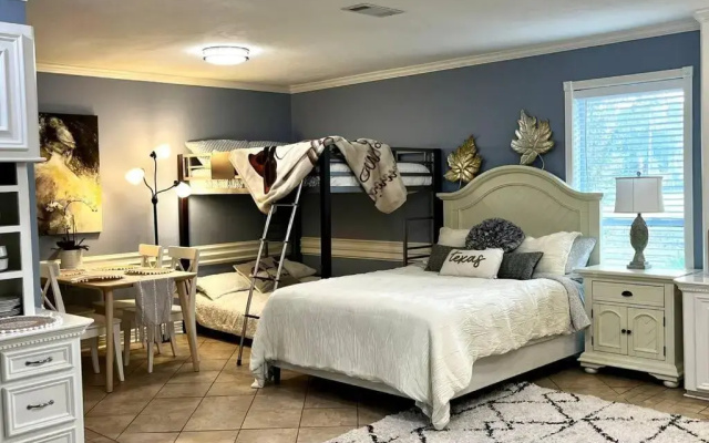 Beautiful traditional home*Modern updates*Guest suite B