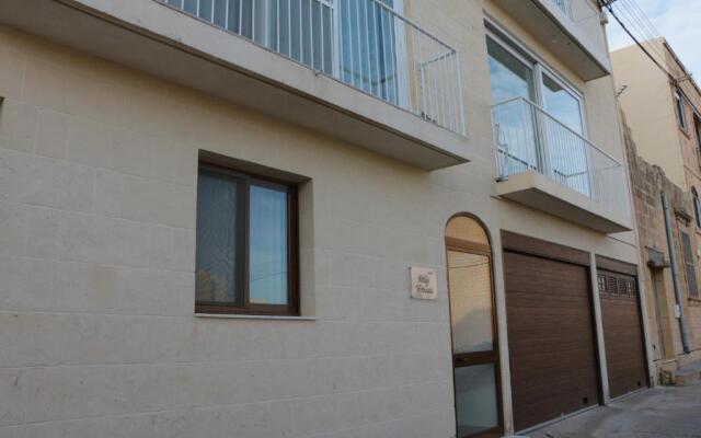 Wileg 4A Luxury Studio Apartment with Shared Swimming Pool.