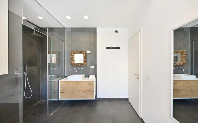 Sunny 3BR Penthouse near the Beach by HolyGuest