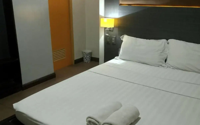 Lorenzzo Suites Hotel