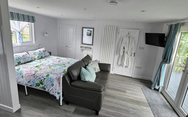 1 Bed Cabin-sleeps 2, Hot Tub, Garden, Views, Pets
