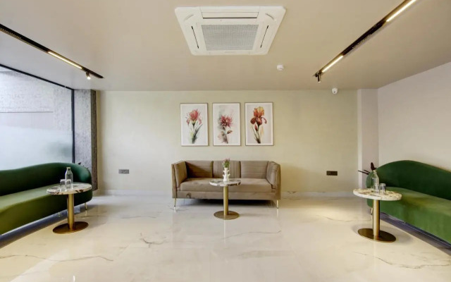 Saltstayz Premier - Near Golf Course Road & Sector 57