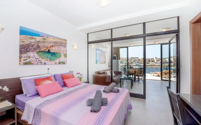 Harbour Lights Seafront Penthouse by Getaways Malta