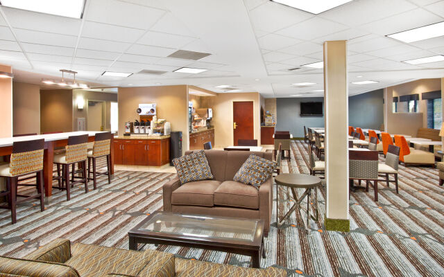 Holiday Inn Express & Suites Bradley Airport by IHG