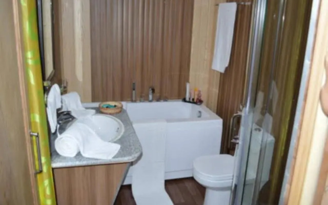 goona palace houseboat