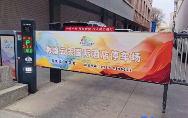 Dunhuang Yuntian International Hotel (Shazhou Night Market)