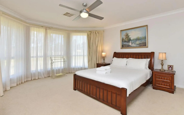 Noble Willow Estate Lovedale. Super Spacious, with views and pool