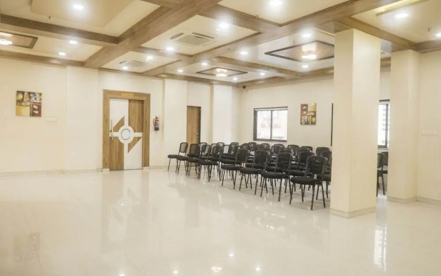 Super Townhouse OAK Regal Inn Near Sant Tukaram Nagar Metro Station