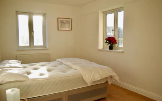 Spacious 3 Bedroom Flat Near Vibrant Camberwell