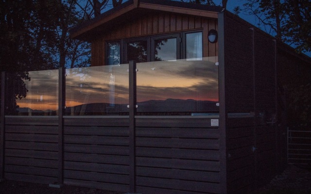 Super King Lodge-sleeps 2-hottub-sea View