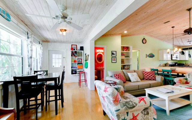 Captain's Quarters Spinnakers - 202 - 56th 1