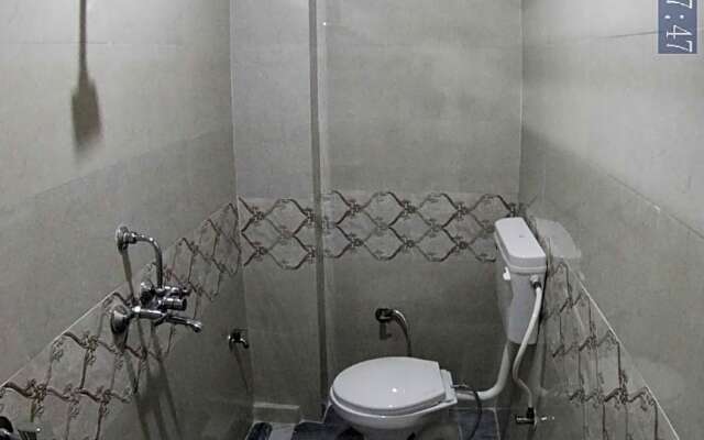 OYO HOME 84939 Choudhary White House