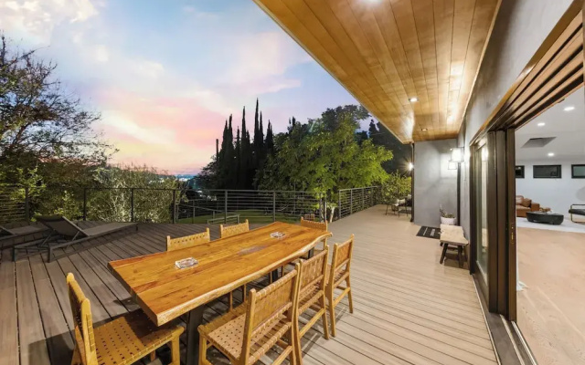 Farley Court - Stylish Hillside Residence With Stunning Views