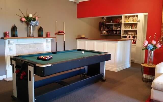 Hollywood Tree House