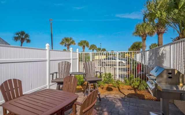 Pelican Walk 904
