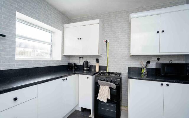 Modern 2-bed House Liverpool Close to Aintree Hosp