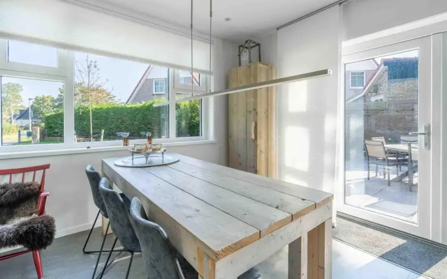 Spacious 6-person Holiday Home Near De Koog