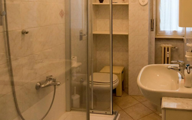 Silky House with Private Parking